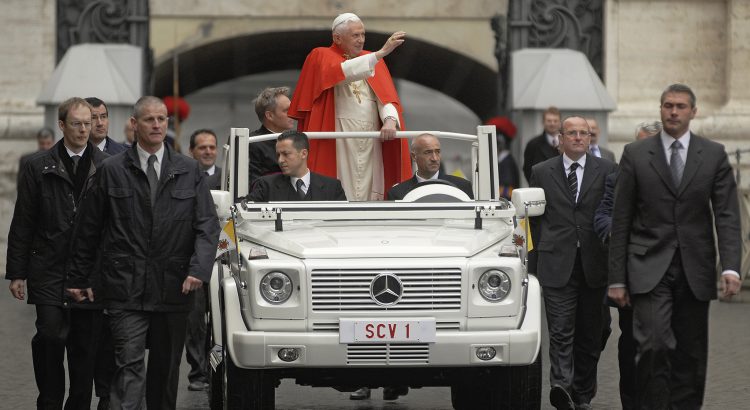 autowp.ru mercedes benz g500 cabrio popemobile 2007 750x410 1