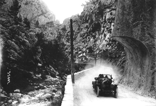 Arrêt sur images du Tour de France Automobile 1913 à une époque où les routes n'étaient pas goudronnées !