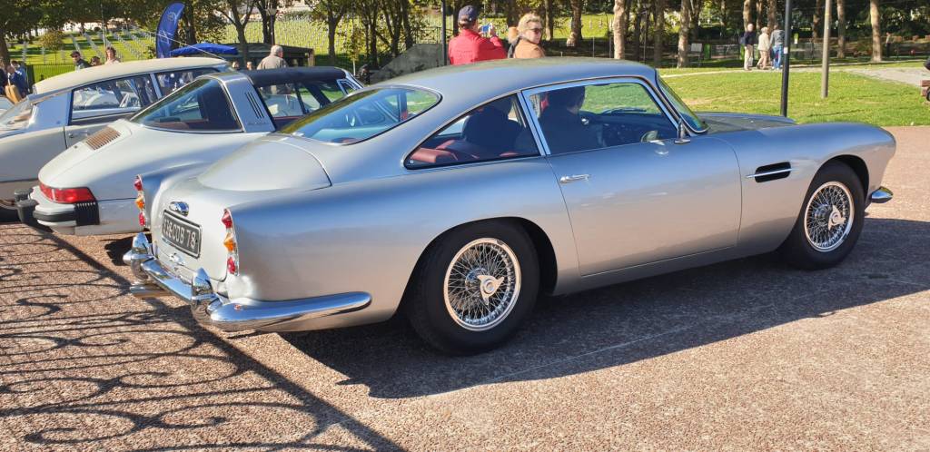 Aston Martin DB4 2