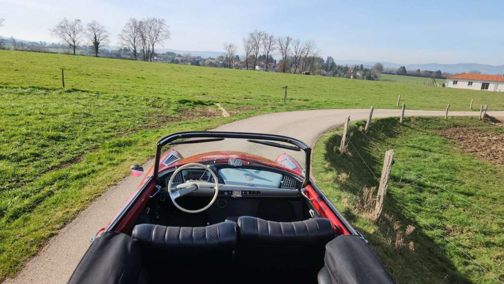 Tableau de bord dune DS 19 cabriolet de 1961
